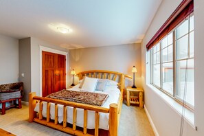 4 bedrooms, Internet, bed sheets - Amazing ski retreat with hot tub, fireplace, W/D & balcony views - walk to lifts (Big White Mountain)