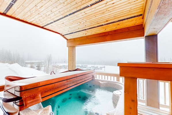 Outdoor spa tub - Amazing ski retreat with hot tub, fireplace, W/D & balcony views - walk to lifts (Big White Mountain)