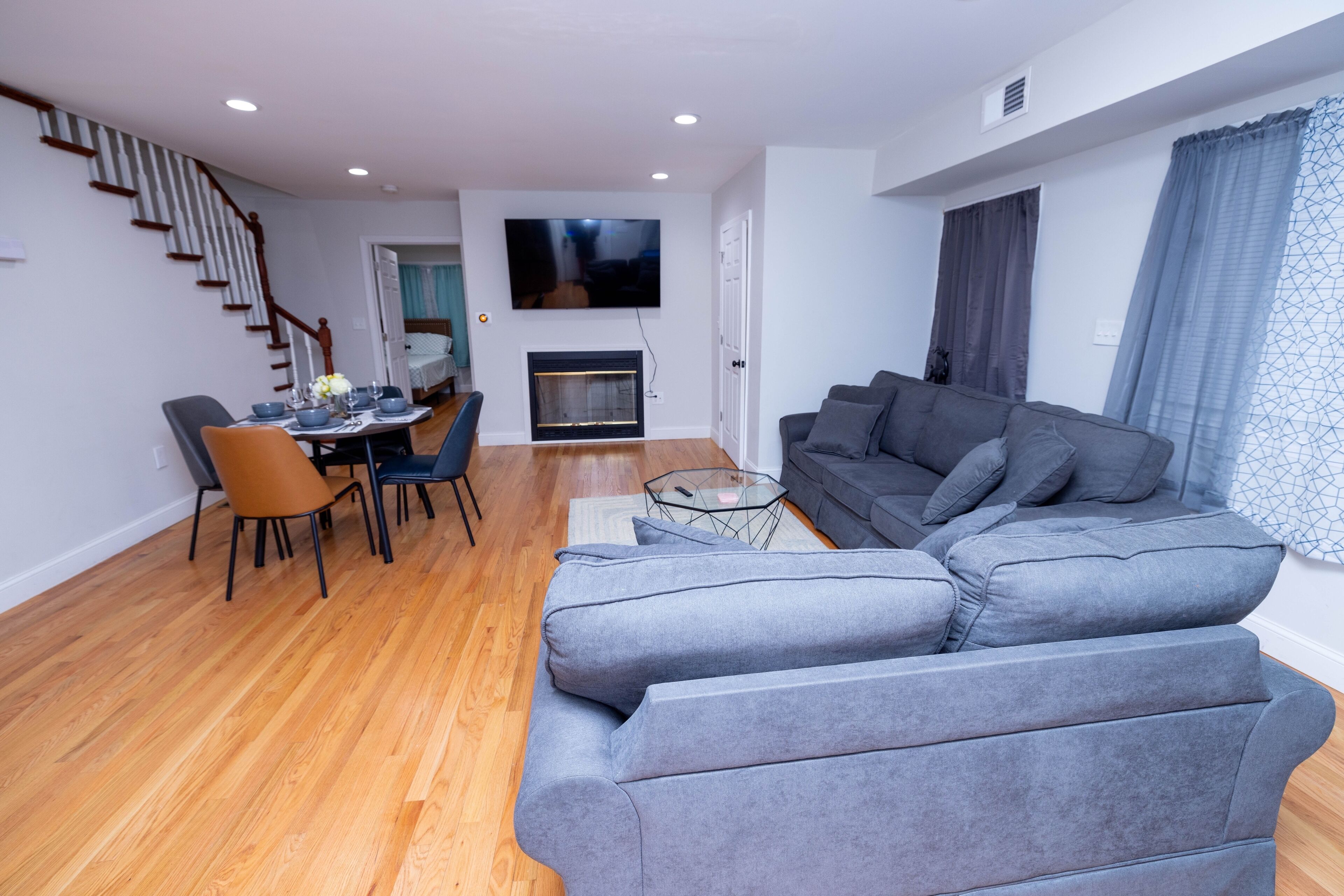 Modern Luxury Home With Fireplace & Game-room. - Brockton, MA