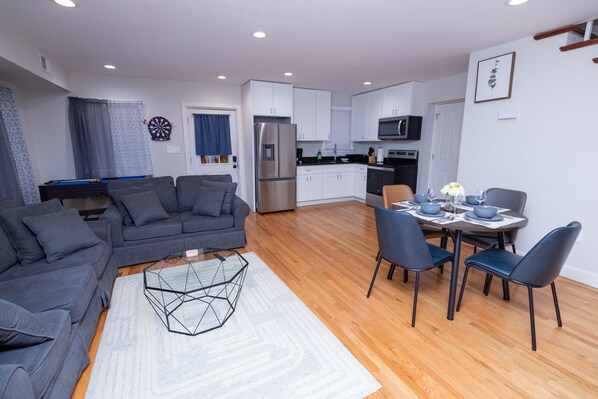 تلفزيون ذكي، مدفأة، ألعاب فيديو، كرة قدم الطاولة