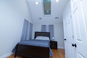 4 عدّة غرف نوم وواي فاي مجانًا وملاءات أسرّة