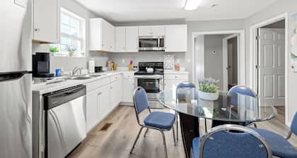 Brothers bond 3bed 2bath, short walk to the square