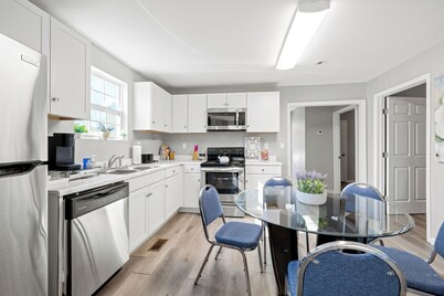 Brothers bond 3bed 2bath, short walk to the square