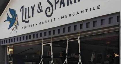 Brothers bond 3bed 2bath, short walk to the square