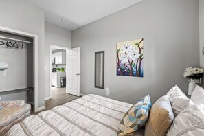 3 室のベッドルーム、WiFi (無料)、ベッドシーツ