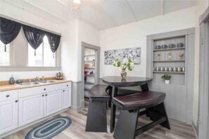 Dining - 3/2 Near the visitor center, 0.5 mile from the square (Covington)