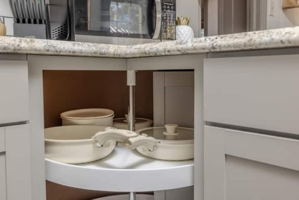 Een koelkast, een oven, een kookplaat, een koffiezetapparaat/waterkoker