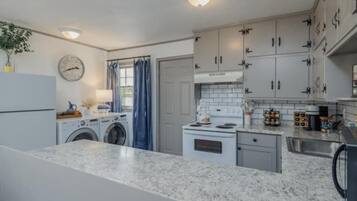 Jääkaappi, uuni, liesi, kahvin-/teenkeitin