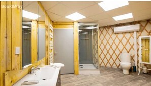 Serviettes fournies, savon, papier toilette