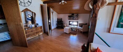 2 bedrooms, iron/ironing board, bed sheets