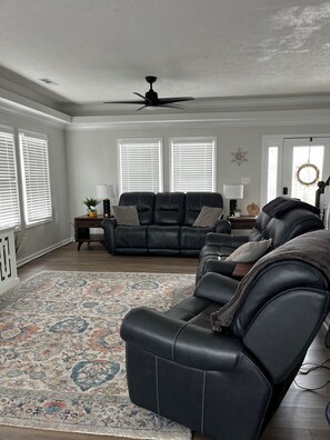 Smart TV, chimenea y libros