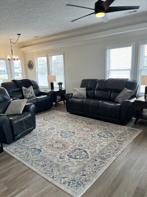 Smart TV, fireplace, books - Ocean Lakes Coastal Hideaway, #6019, On lake, 3rd Year Rental, Clean & Spacious (Myrtle Beach)