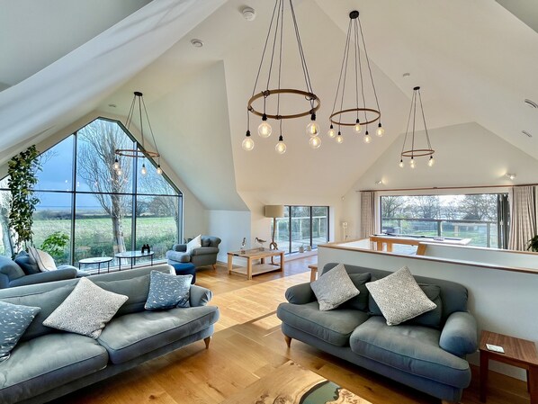 Smart-TV, peis, bøker og stereoanlegg