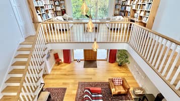 Smart TV, fireplace, books, stereo