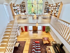 Smart TV, fireplace, books, stereo