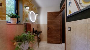Jetted bath, bidet, towels, soap - Hollywood Haven: Hi-Tech Wellness Retreat (Hollywood)