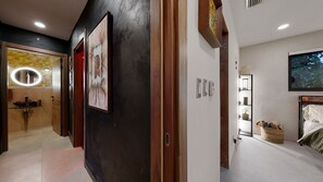 2 bedrooms, WiFi, bed sheets - Hollywood Haven: Hi-Tech Wellness Retreat (Hollywood)