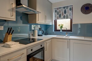 Fridge, microwave, oven, stovetop - Spires View | Oxford Holiday Let | 1 Bed & Sleeps 2 (Oxford)