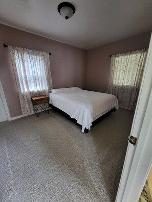 2 bedrooms, desk, free WiFi, bed sheets - Humble and Cheerful
(South Bend)