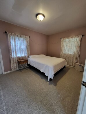 2 bedrooms, desk, free WiFi, bed sheets - Humble and Cheerful
(South Bend)