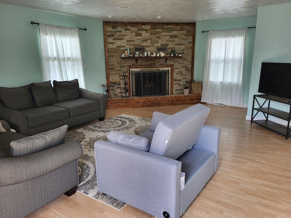 Smart TV, books - Humble and Cheerful
(South Bend)