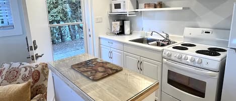 Frigorifero, microonde, forno, piano cottura