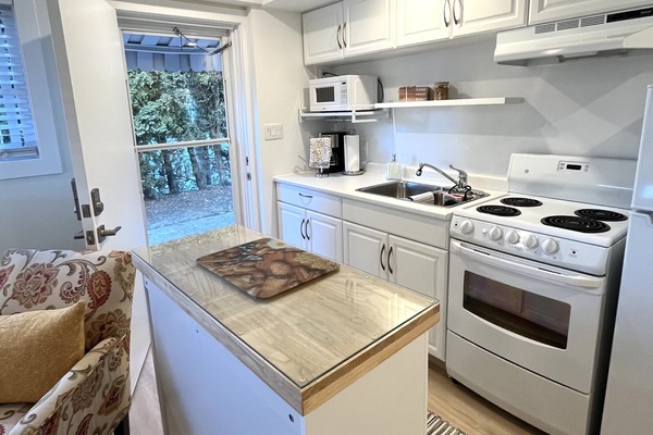 Frigorifero, microonde, forno, piano cottura