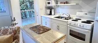 Cute and Cozy, Walking distance to Gorgeous Beach or Beautiful Forest Walk!