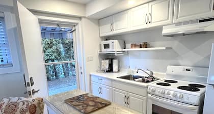 Cute and Cozy, Walking distance to Gorgeous Beach or Beautiful Forest Walk!