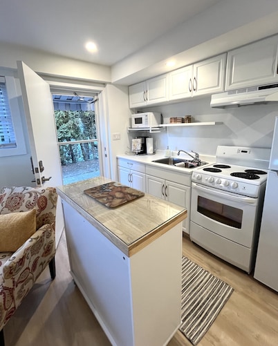 Cute and Cozy, Walking distance to Gorgeous Beach or Beautiful Forest Walk!