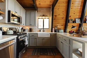 ثلاجة، ميكروويف، فرن، موقد طهي مسطح