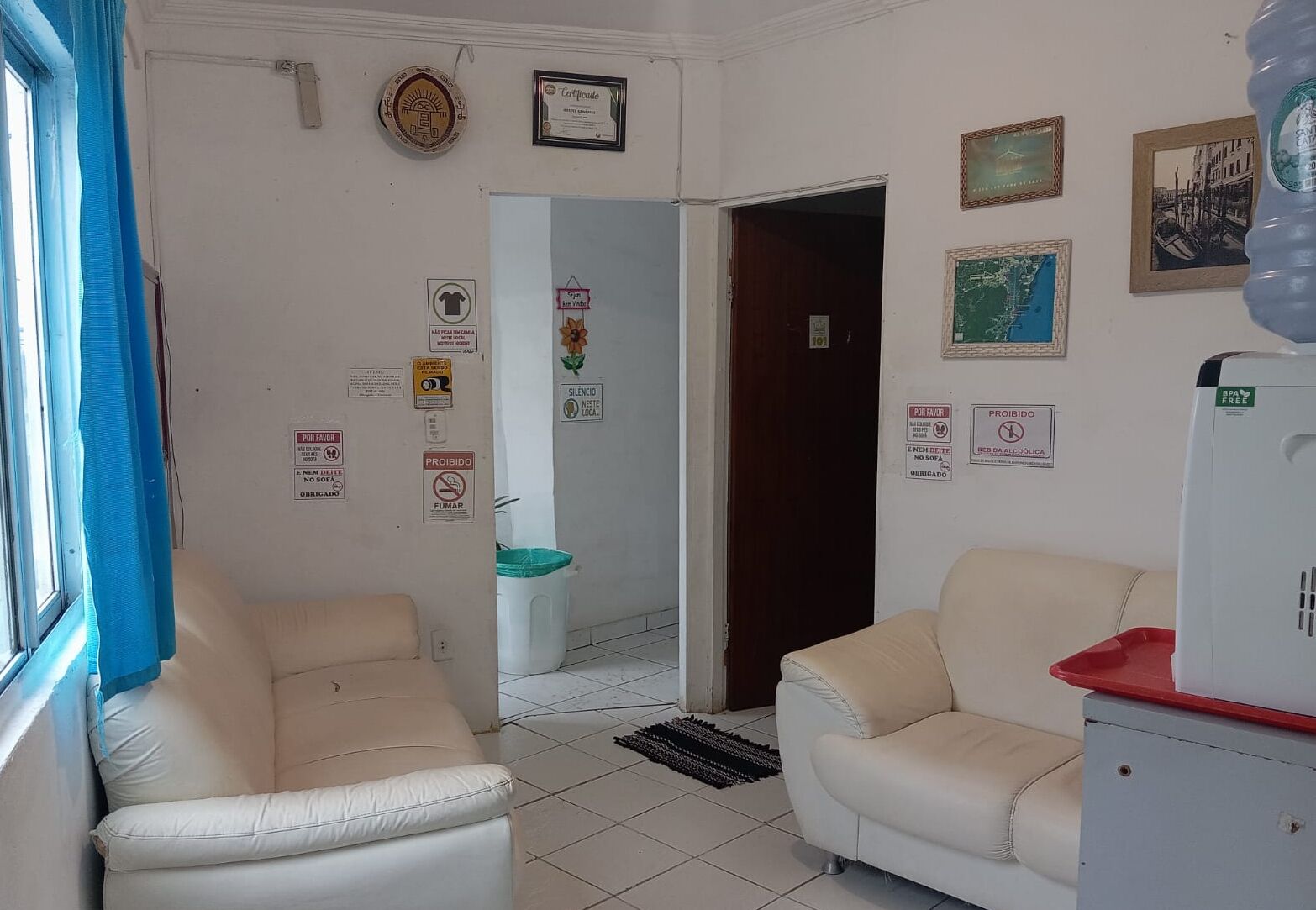 Dormitorio compartido básico, varias camas | Área de sala de estar | Televisión 