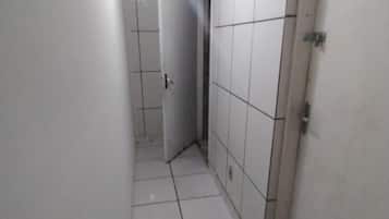 Dortoir Partagé, plusieurs lits | Salle de bain | Douche, serviettes fournies, papier toilette