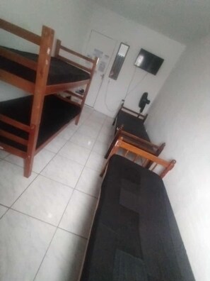 Dormitório compartilhado básico, várias camas | Roupas de cama antialérgicas, Wi-Fi de cortesia, roupa de cama