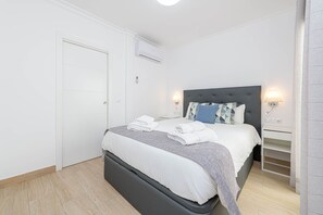 1 habitación, tabla de planchar con plancha, wifi gratis y ropa de cama