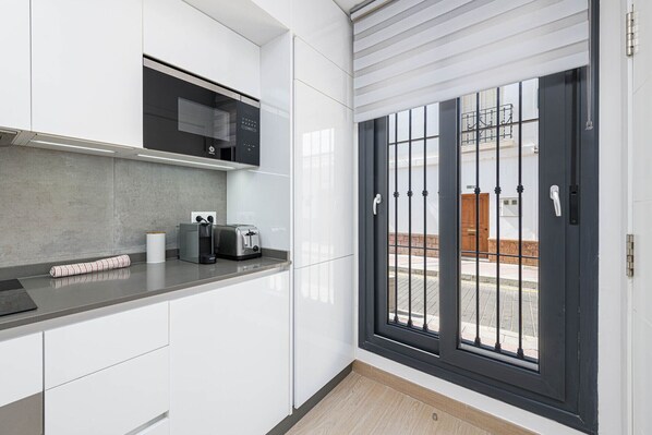 Kühlschrank, Mikrowelle, Ofen, Geschirrspüler