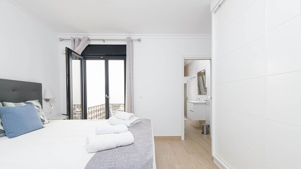 A hotel room with a bed, a bathroom, and a balcony. - Nueva I - holiday rental in Nerja (Nerja)