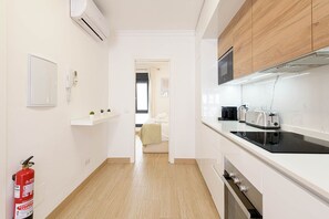 Kühlschrank, Mikrowelle, Ofen, Geschirrspüler