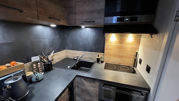 Jääkaappi, mikroaaltouuni, uuni, liesi