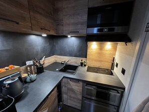 Réfrigérateur, micro-ondes, four, plaque de cuisson