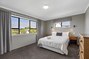 5 bedrooms, iron/ironing board, WiFi