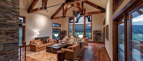 TV connectée, cheminée, table de tennis de table, livres