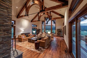 Smart TV, chimenea, tenis de mesa y libros 