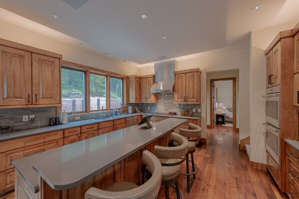 Coffee/tea maker, fridge, microwave, oven - Ranch Oasis-Families & Retreats on a Working Wyoming Ranch (Little Jackson Hole)