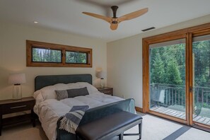 5 bedrooms, desk, iron/ironing board, free WiFi