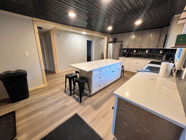 Kjøleskap, mikrobølgeovn, ovn og kokeplater