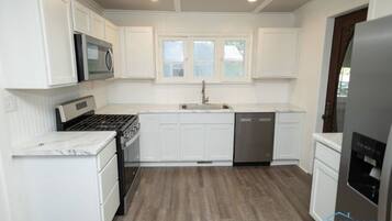 Réfrigérateur, micro-ondes, four, lave-vaisselle