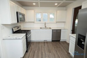 Kjøleskap, mikrobølgeovn, ovn og oppvaskmaskin