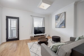 TV - Sunny Multi Level House Close To Beach! (Toronto)