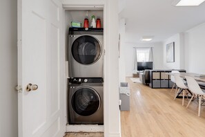 Interior - Sunny Multi Level House Close To Beach! (Toronto)